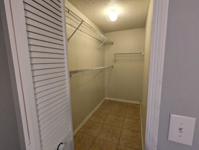 Building Photo - Must See!!!  Large 2 Bed 2 Bath with garag...