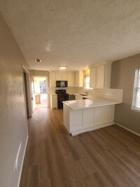 Building Photo - 2/1.5 covered parking, fireplace