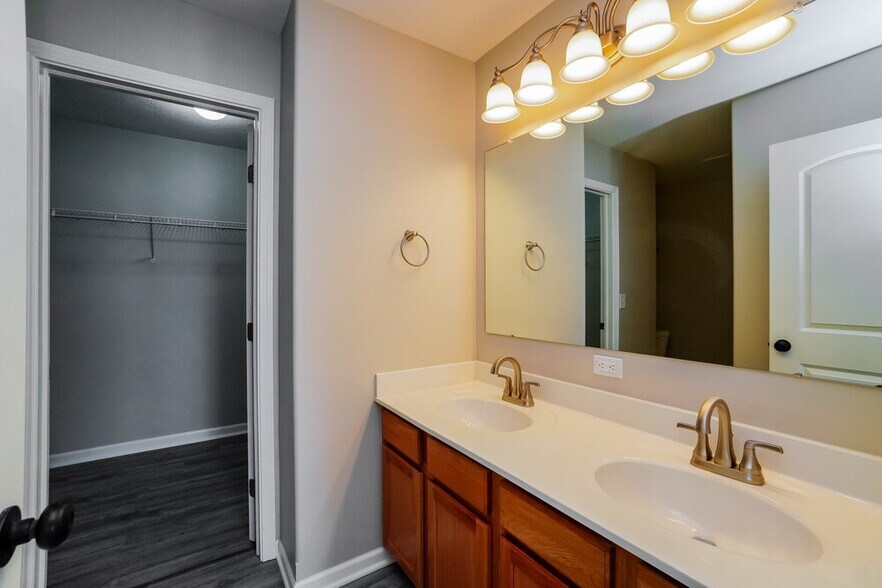 Building Photo - 682 Penn St