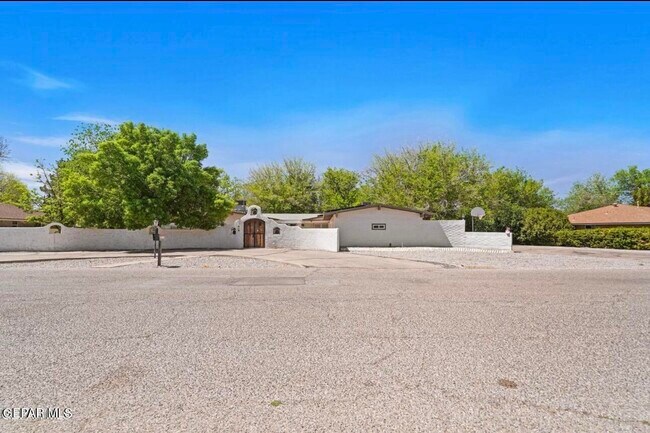 Building Photo - 5233 White Oak Dr