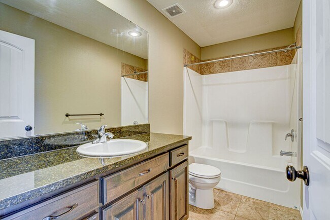 Building Photo - Beautiful all brick 3 bed 2 bath house in ...