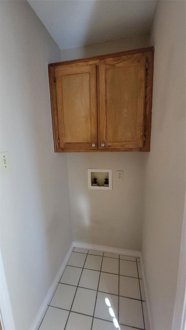 Building Photo - Discover this inviting 3 bedroom, 2 bathroom rental nestled in Cleburne, Texas, offering a spacio...