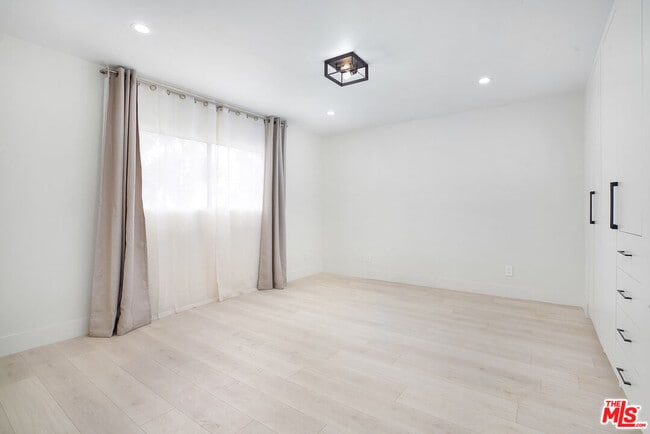 Building Photo - 3380 Vinton Ave