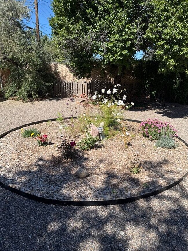 Building Photo - Renovated Santa Fe Home!!