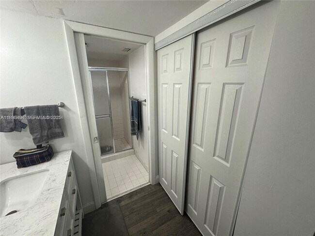 Building Photo - 2278 SE 27th Dr