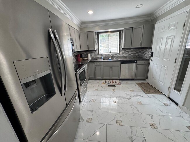 Building Photo - 4736 Walden Pond Dr