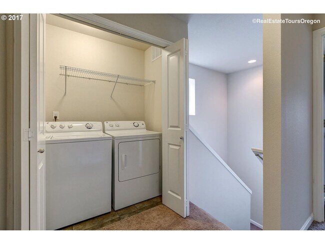 Building Photo - Great 3 Bedroom 2.5 Bathroom Townhouse End Unit!  2 Car Garage  + Washer & Dryer! Near Nike, Inte...