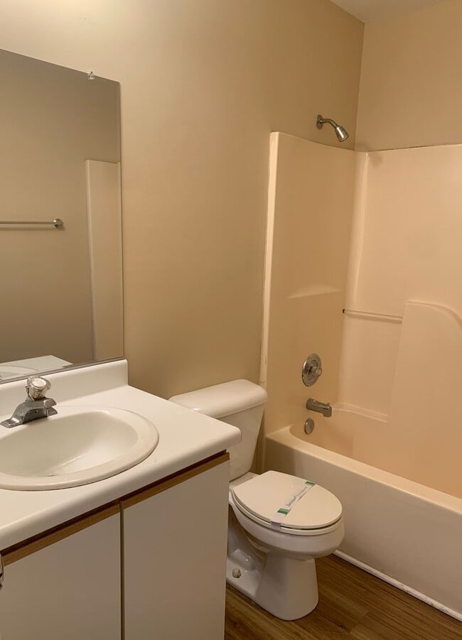 Building Photo - 3 Bedroom 2 Bath Townhouse Available Now on Jasmine Cove Way