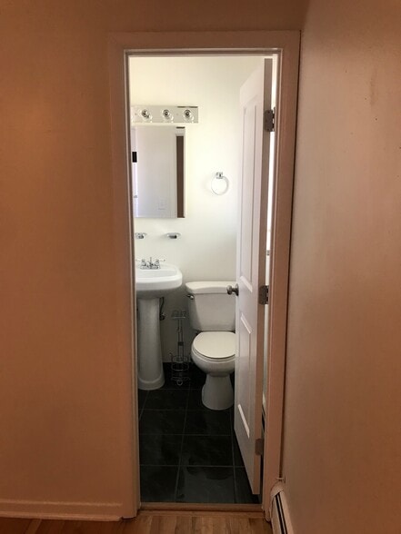 Ensuite master bathroom - 3555 S Downing St