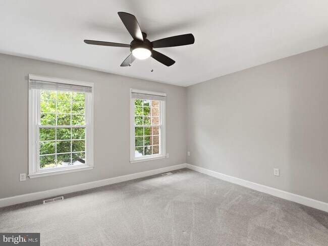 Building Photo - 2424 S Walter Reed Dr
