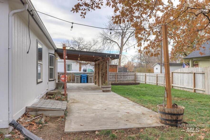 Building Photo - 2107 S Phillippi St