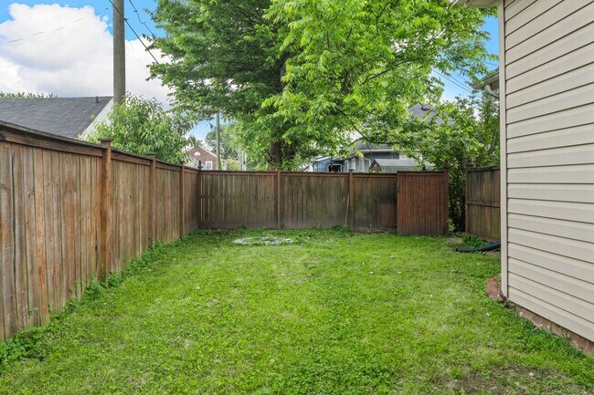 Building Photo - Charming Cottage in sought after Old Hicko...