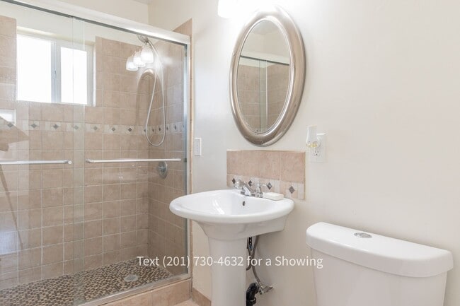 Building Photo - 4 Bedroom, 2 Bath House with Garage