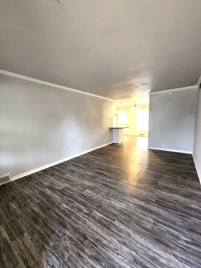 Building Photo - 3 Bed 1.5 Bath 1 Car Garage in the Henders...