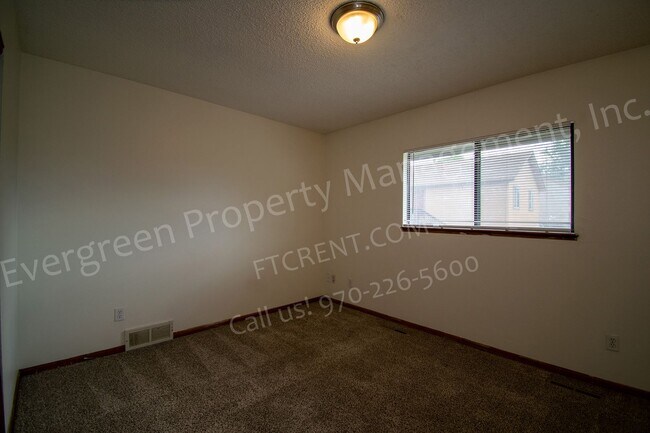 Building Photo - 704 Ponderosa Dr