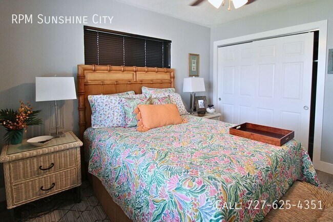 Building Photo - 10128 Yacht Club Dr