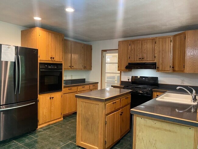 Building Photo - Secluded 4 bedrooms 3 baths with 2 car garage and fenced in yard in the town of Rutland for rent!