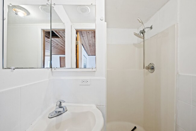 Building Photo - Spacious Studio 1 bath with Beautiful wood...