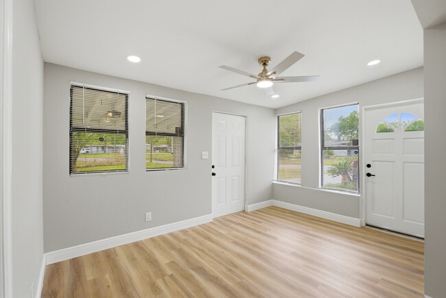 Building Photo - 937 La Marche Dr