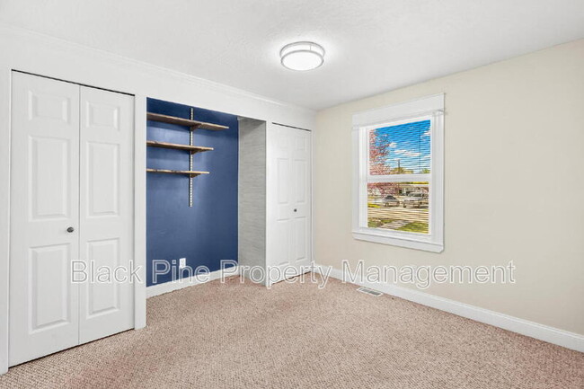 Building Photo - 221 W Elm St
