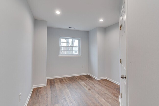 Building Photo - Newly Renovated Temple Apartment