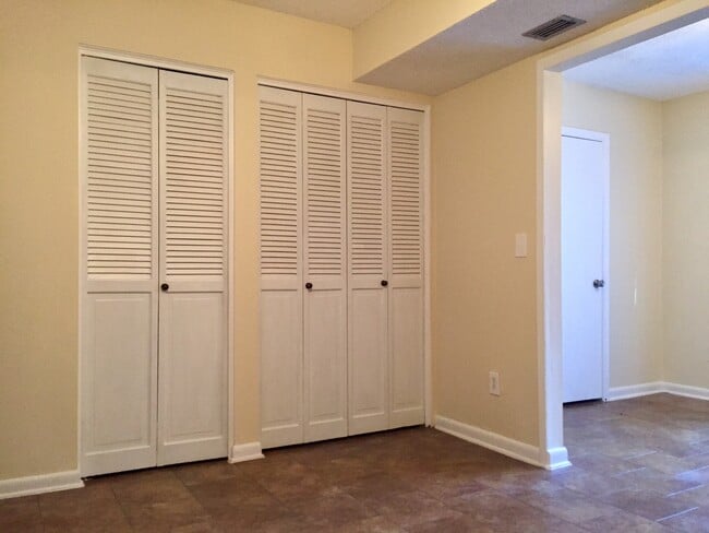 Building Photo - 2 Bed 1.5 Bath two story condo.