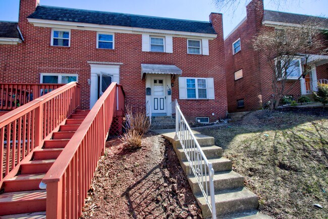 Building Photo - 824 Wabank St