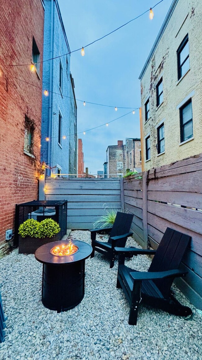 Building Photo - 516 E 12th St