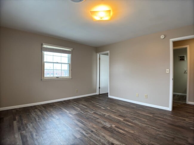 Building Photo - 2 Bedroom, 2 Bath Upper Level Remodeled Ap...