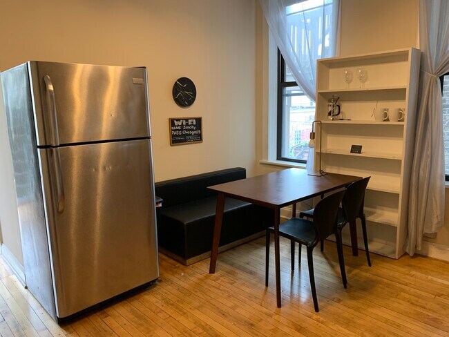 Building Photo - 1542 N Oakley Blvd