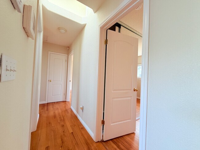 Building Photo - 4766 Elmhurst Dr