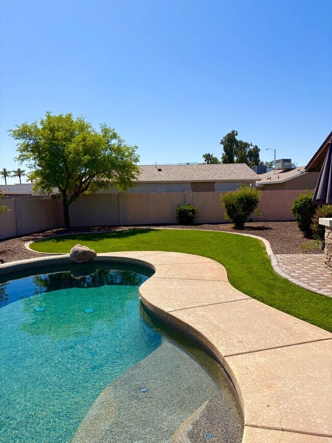 Building Photo - **STUNNING 3 BEDROOM/2 BATHROOM FULLY RENO...