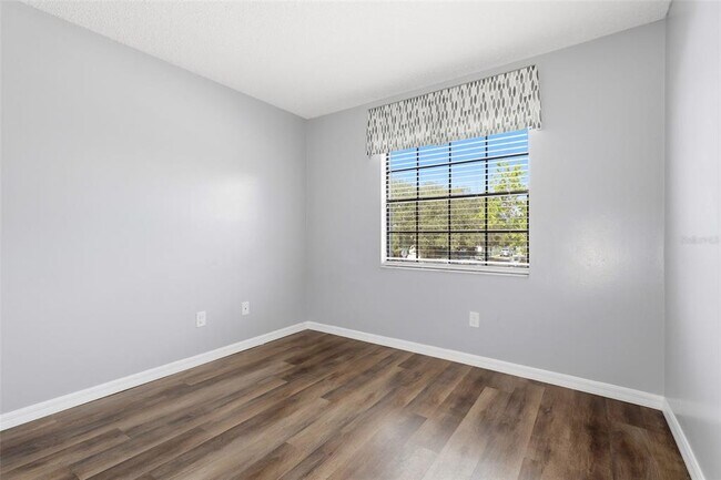 Building Photo - 10 N Fairfax Ave