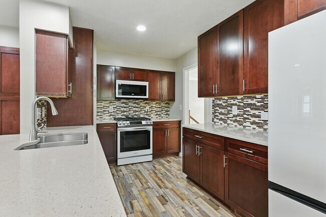 Building Photo - Spacious 4-Bedroom Home for Rent in Desira...
