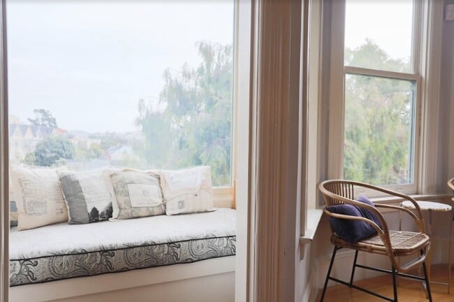 Building Photo - 106 Surrey St