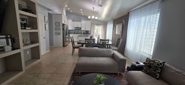 Building Photo - 624 S Vaughn Ave