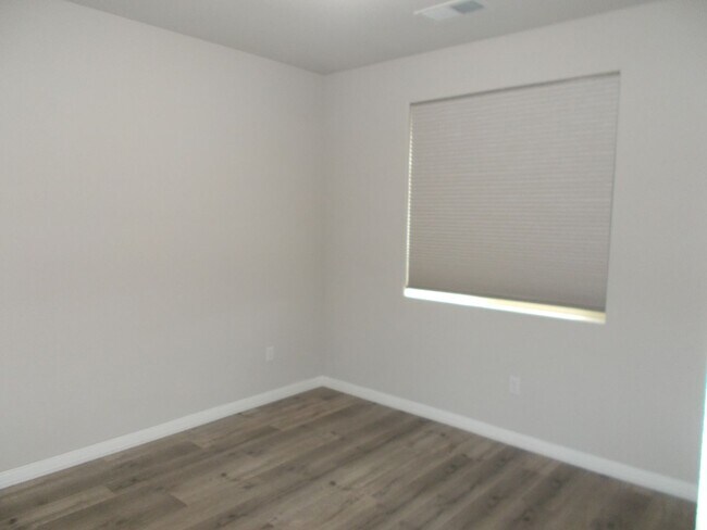 Building Photo - Immaculate 4 BR, 3.5 Bath, 2 Car Garage Ho...