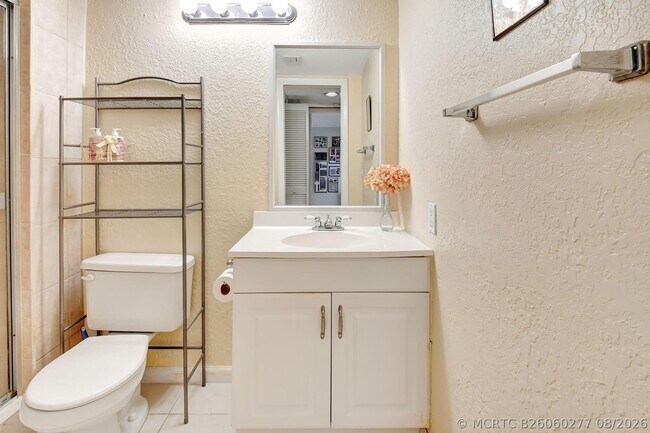 Building Photo - 5715 Fairway Park Dr
