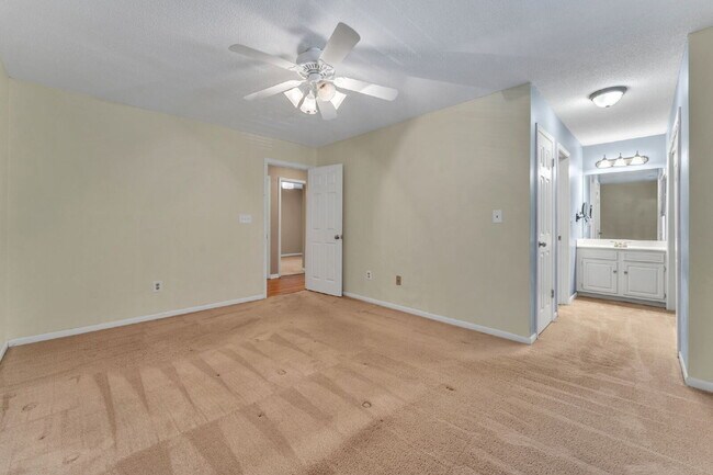 Building Photo - Beautiful 3 Bedroom 2.5 Bathroom Condo in Prime Taylors Location $1,625/mo rent