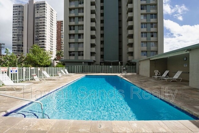 Building Photo - 2637 Kuilei St