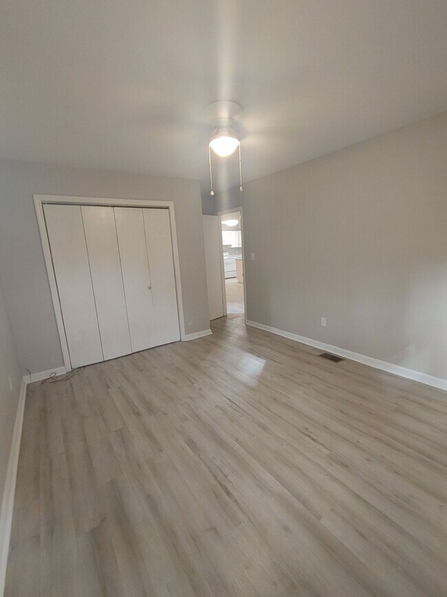 Building Photo - Spacious 2 Bedroom/2 Bath