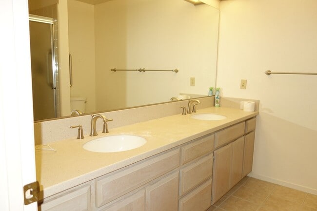 Building Photo - 105 Almond Dr