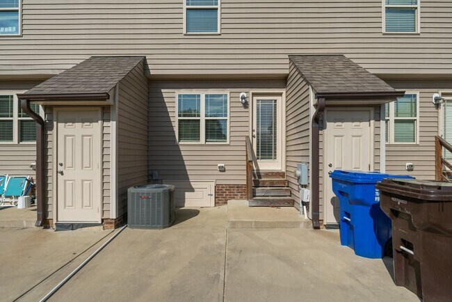 Building Photo - 2 Bedroom 2 Bathroom Town Home Close Proximity To Campbell