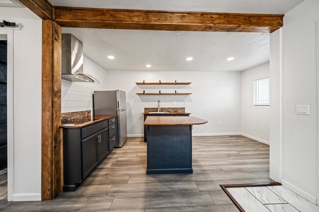 Building Photo - Adorable Studio Apt in Cottonwood - Dog Friendly! Available NOW!