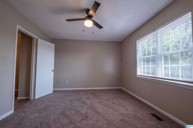 Building Photo - 1402 Applegate Dr