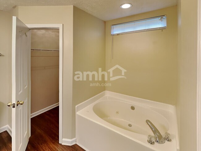 Building Photo - 7827 Rainey Dr