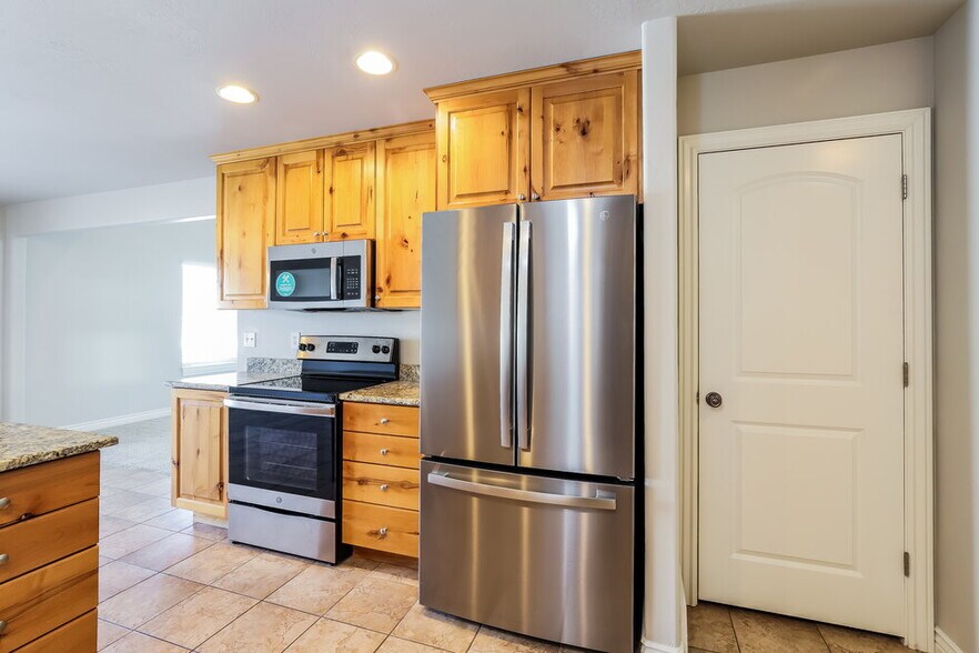 Building Photo - 7054 Dry Sycamore Ln