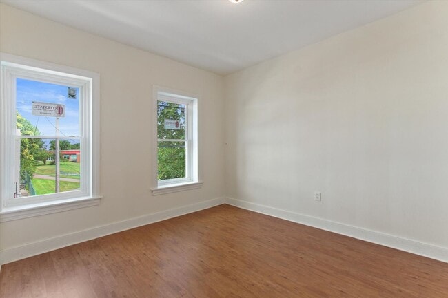 Building Photo - Bright 3 Bedroom, 1.5 Bath Home in York, Pa!