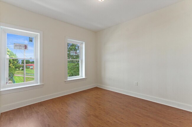 Building Photo - Coming Soon! Bright 3 Bedroom, 1.5 Bath Ho...