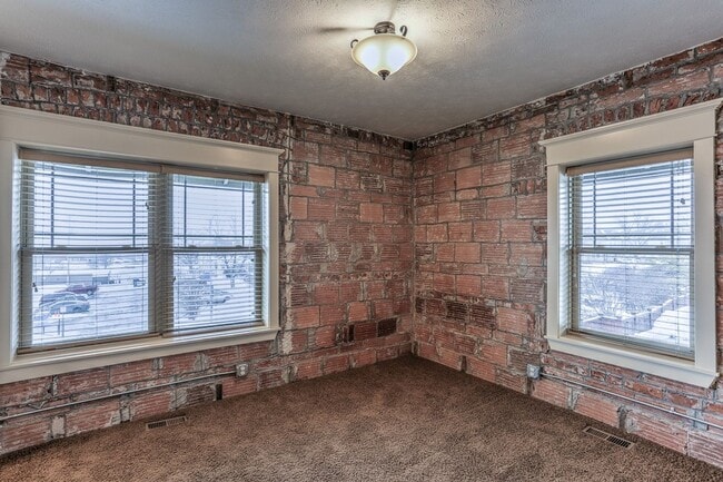 Building Photo - 806 Park Ave